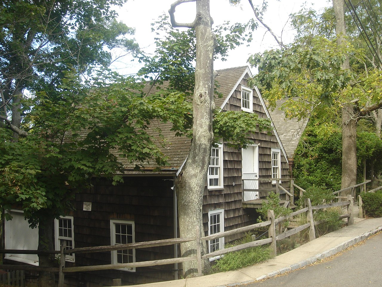 Image of the grist mill at Blydenburgh Park - Modern View